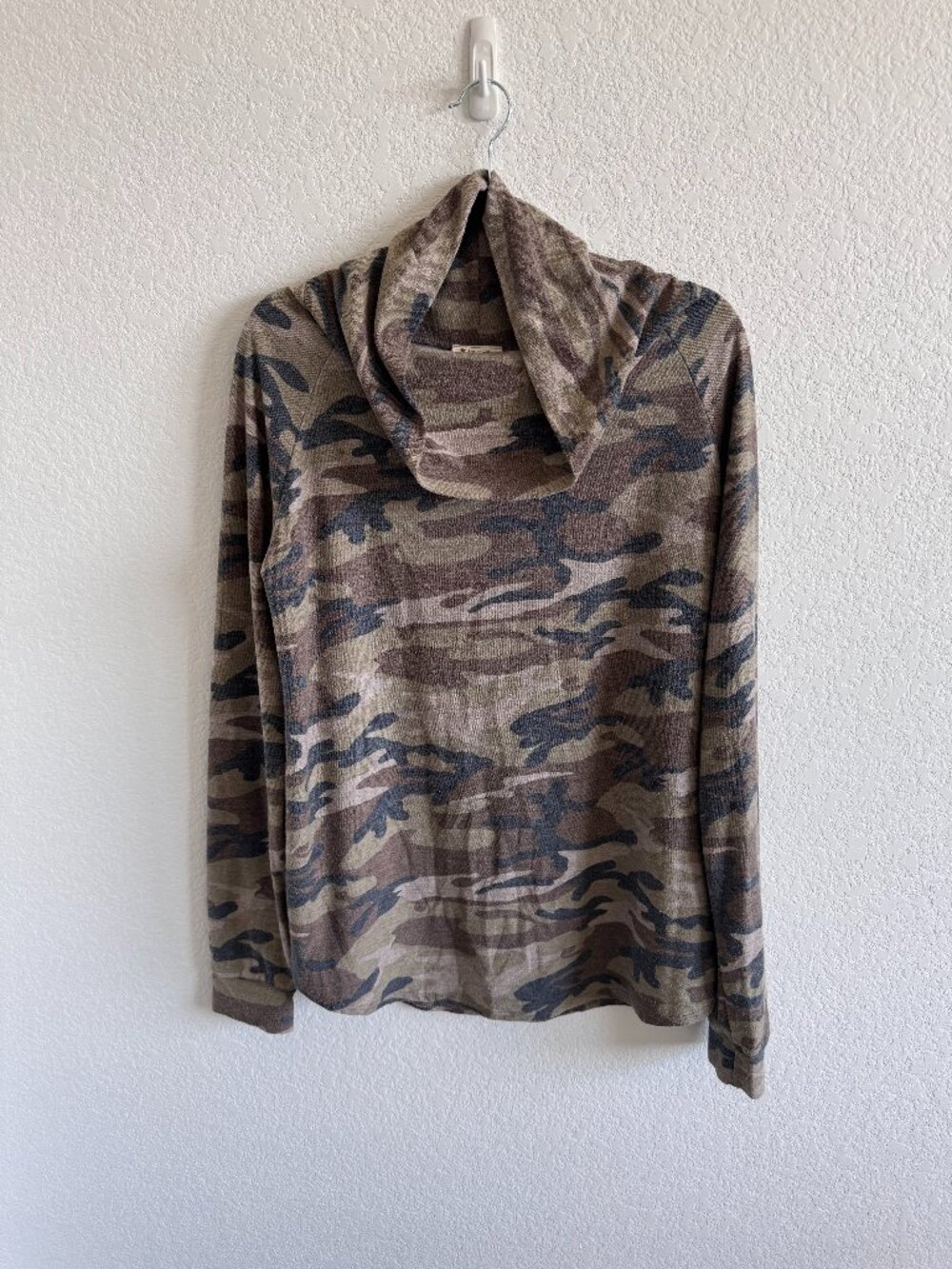 CY Fashion long sleeve, oversized neck camo top